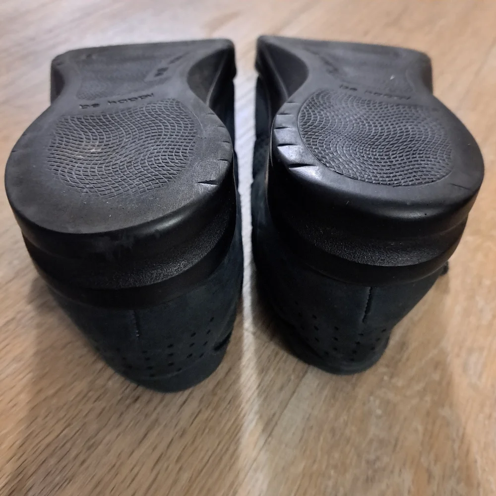 SAS suede leather